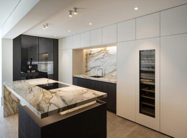 Eiken fineer keuken met keramiek Golding afwerking, voorzien van V-ZUG toestellen en Liebherr wijnkoeler