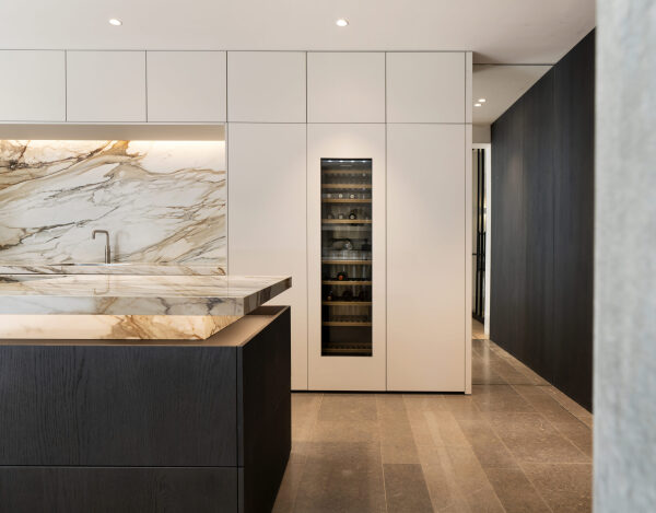 Keuken met open opbergruimte en ingebouwde servieskasten in een minimalistisch design