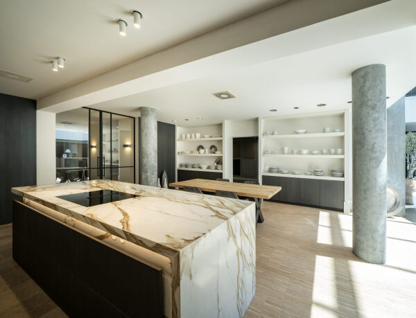 Ruime open keuken met marmeren keukeneiland en ingebouwde wandkasten